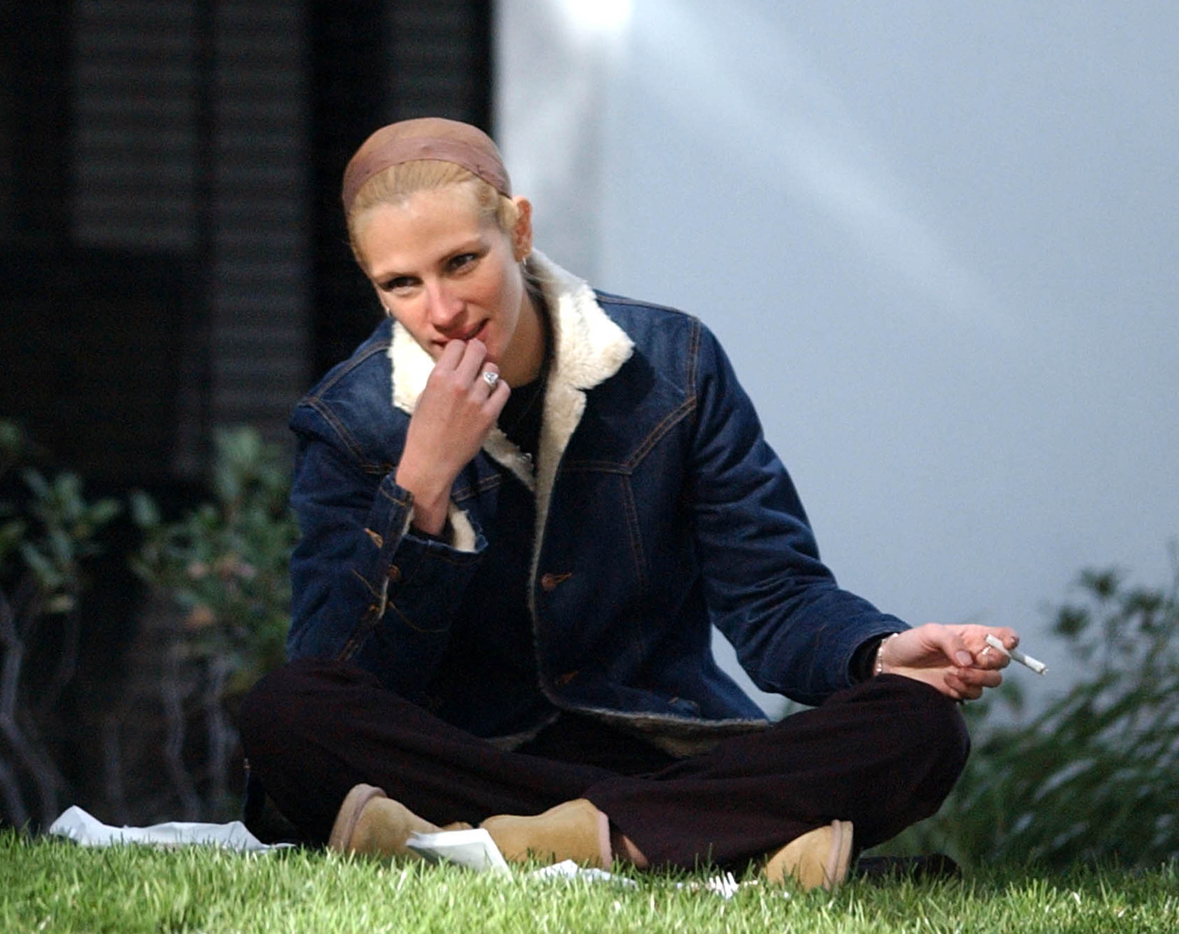 Julia Roberts spotted smoking