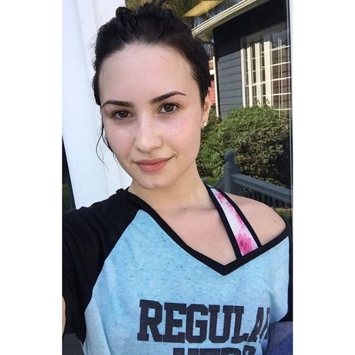 Demi Lovato no makeup