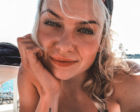 Joy Beune in bikini in de zomer