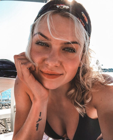 Joy Beune in bikini in de zomer