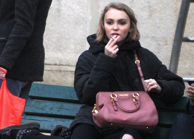 Top 60 Most Shocking Celebrity Smokers - Page 9 of 60 - Taddlr